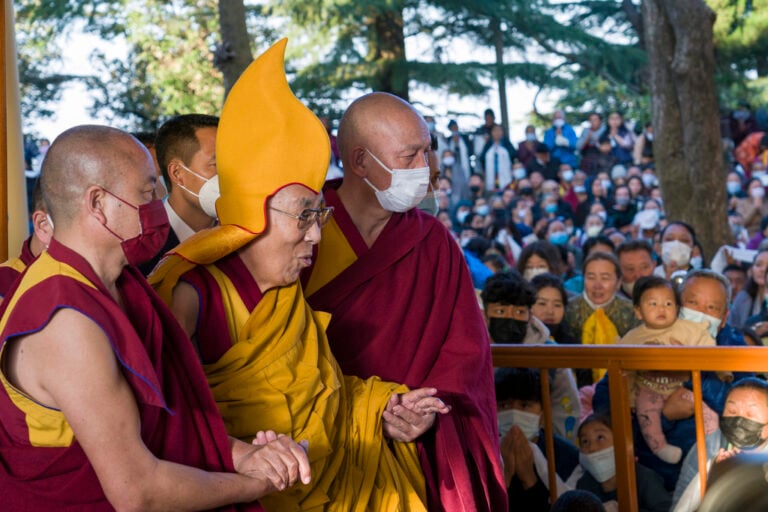 ¡Lamentable! El Dalai Lama se disculpa tras filtrarse video besando a niño