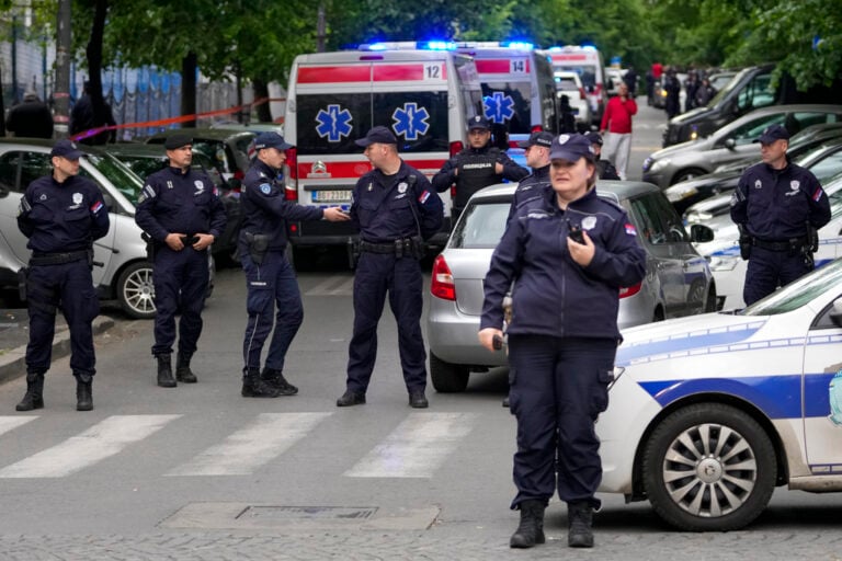 Un adolescente mata a tiros 9 personas en escuela de Serbia (VIDEO)