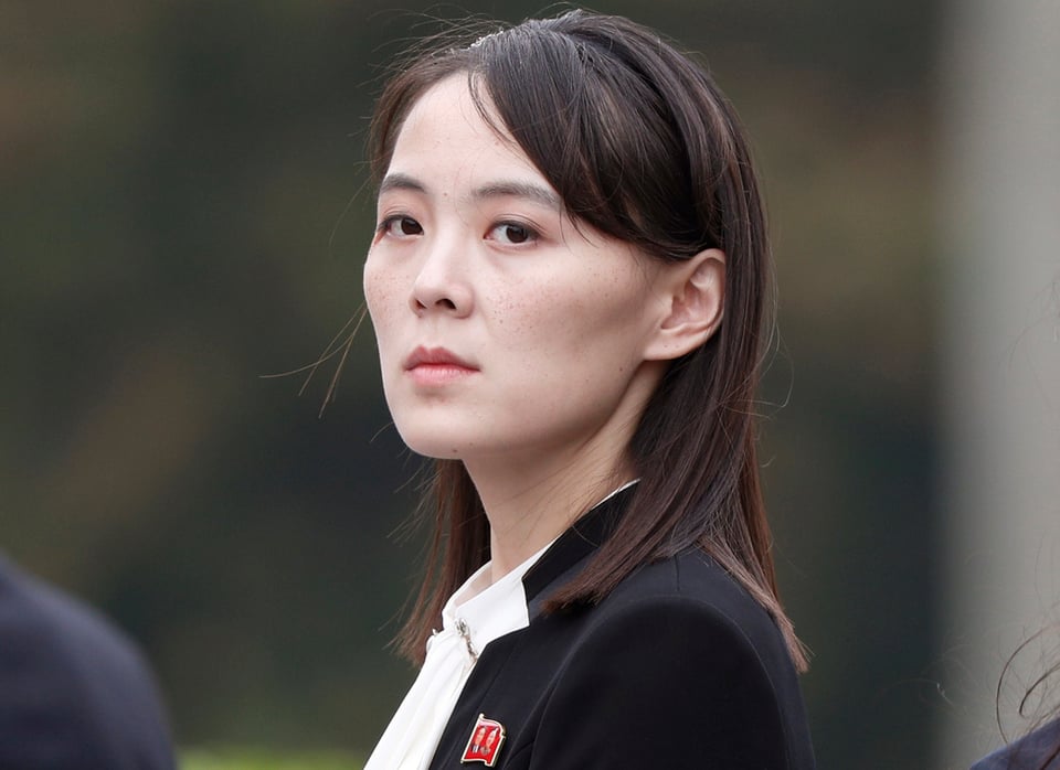 ARCHIVO - Kim Yo Jong, hermana del gobernante de Corea del Norte, Kim Jong Un, asiste a la ceremonia de colocación de una corona floral en el Mausoleo a Ho Chi Minh, en Hanoi, Vietnam, el 2 de marzo de 2019. (Jorge Silva/Foto compartida vía AP, Archivo)