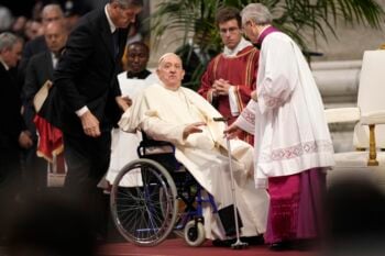 El papa Francisco aún continúa en recuperación