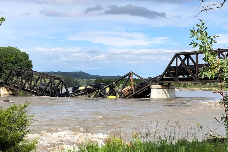 Se derrumba puente en Montana y cae tren con sustancias peligrosas a río Yellowstone
