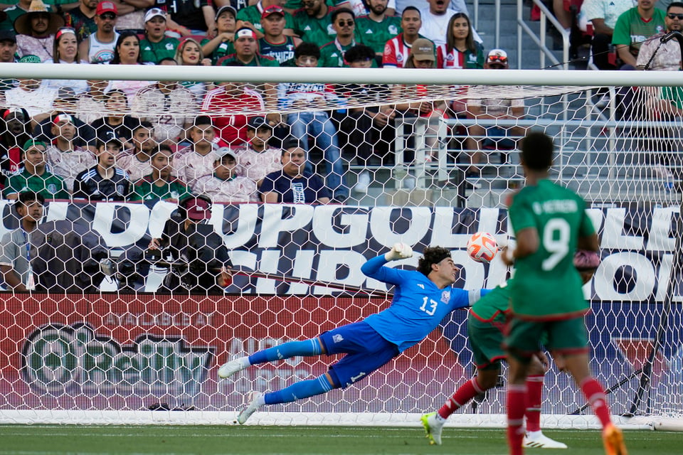 Un aficionado mexicano fue apuñalado