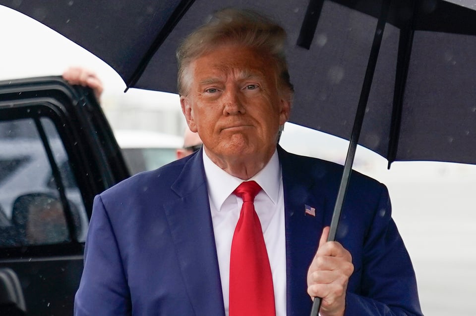 Trump caminando, Trump con sombrilla, Trump medios, MundoNOW, Política
