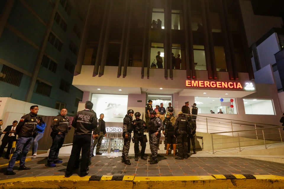 La policía custodia el hospital al que fueron trasladados varios heridos tras el ataque politico a Fernando Villavicencio.