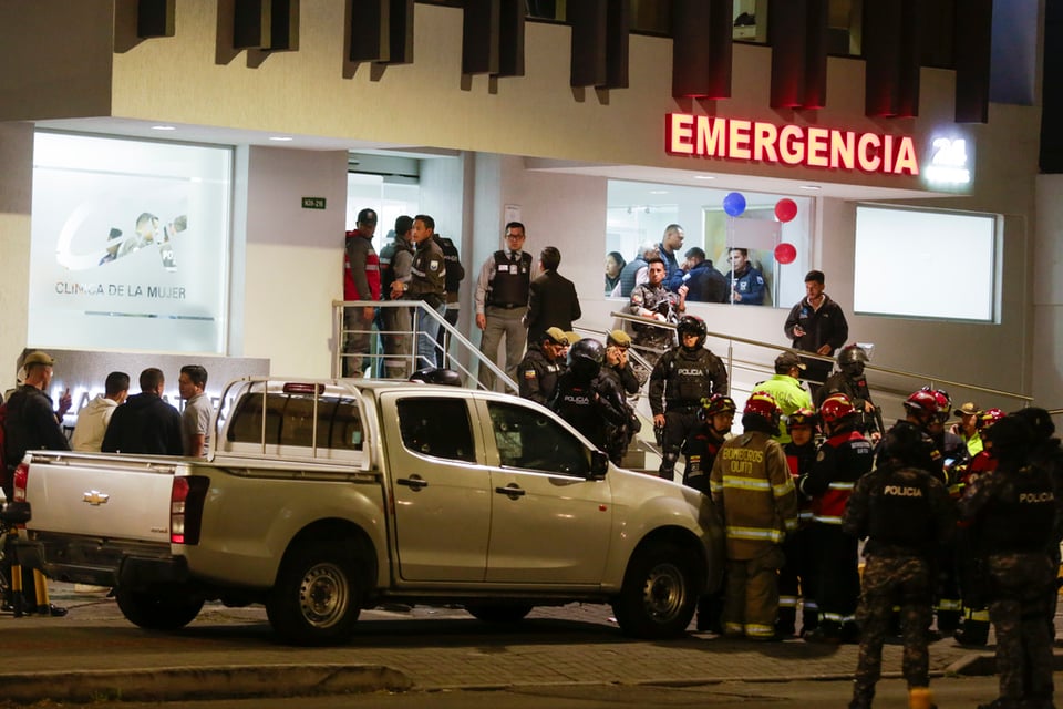 Un vehículo acribillado por disparos rodeado por la policía mientras custodian el hospital tras ataque en la politica.