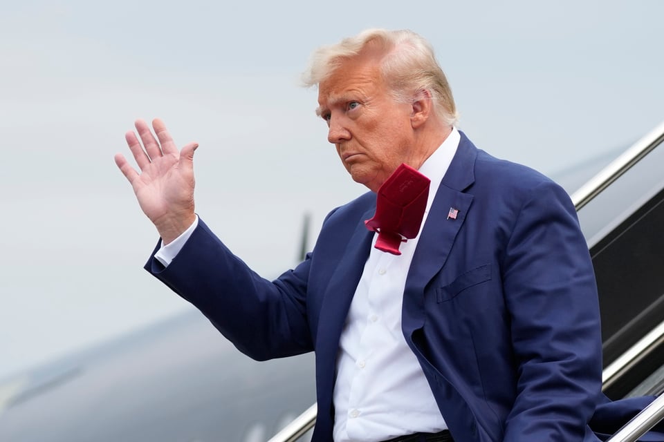Trump saluda, asalto al Capitolio, MundoNOW, política, Trump