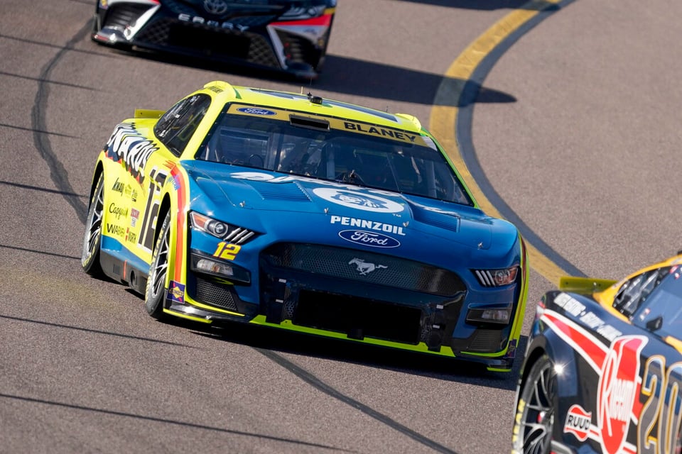 Ryan Blaney campeón, auto 12, carrera Nascar