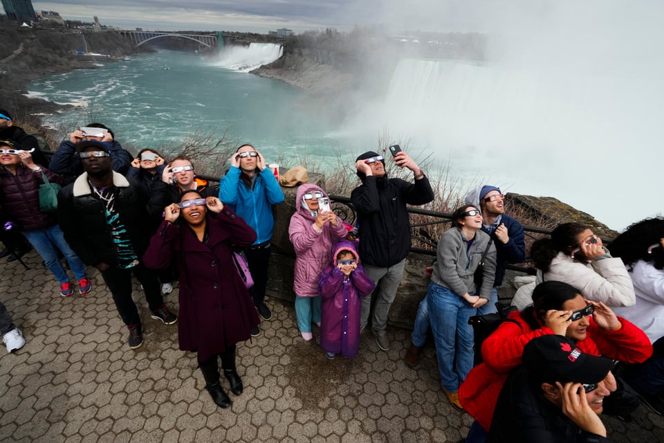 Niagara Falls, Canada, spectators, tourists, MundoNOW