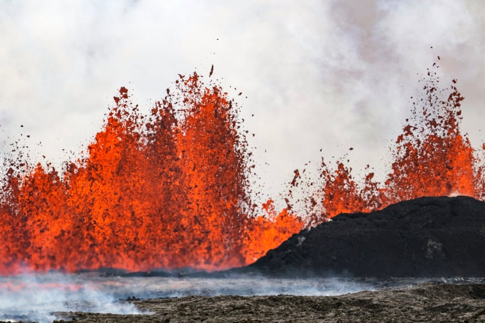 Por quinta ocasión en menos de seis meses, volcán hace erupción en Islandia