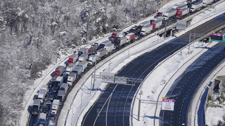 Senador de Virginia entre cientos atrapados en atasco de tráfico por tormenta de nieve