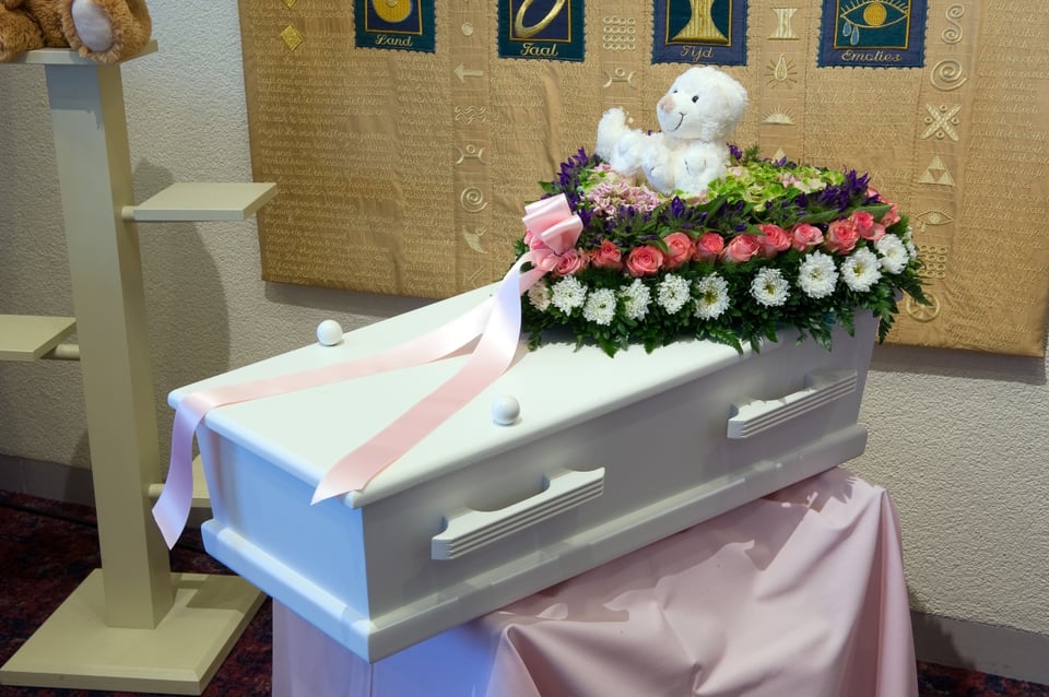 Madre hispana deja a su bebé en la guardería y cuando regresan por él está muerto