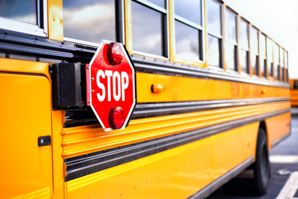 Mujer en EEUU dispara contra autobús escolar lleno de niños
