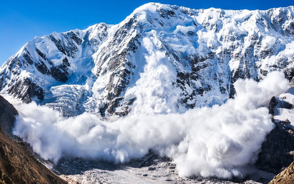 VIRAL: Avalancha masiva es captada en cámara, dejó al menos 11 personas heridas
