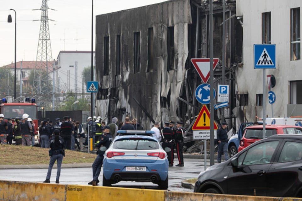 Se estrella avión en edificio de Italia, hay ocho muertos