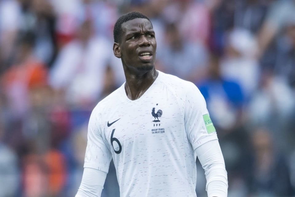 ¡Como en la lucha libre! Harry Maguire le da una patada accidental en el rostro a su compañero Paul Pogba