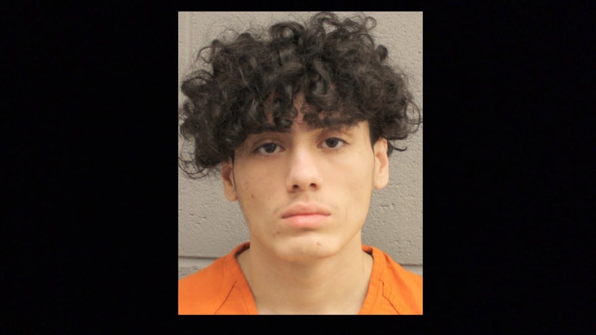 Adrián Robert Pérez tiene una orden de arresto en Houston, Texas, tras intentar ahorcar a su novia por que la muchacha no dejó que se drogara.