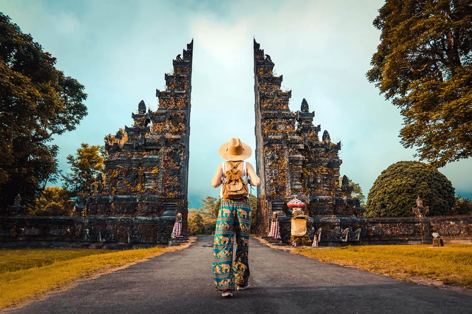 Mujer, explorando, Bali, Indonesia, Asia