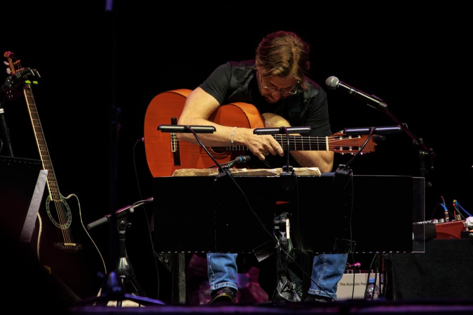  tratamiento, guitarrista, escenario, corazón, MundoNow