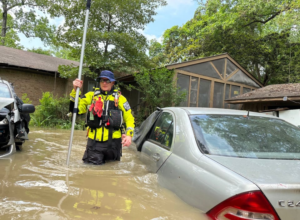 carro inundado, policía, bomberos, Departamento de Bomberos de Houston, MundoNOW