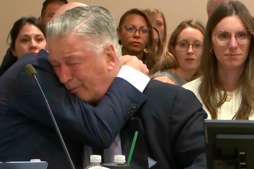 Alec Baldwin’s murder case is dismissed and he breaks down in tears (VIDEO)