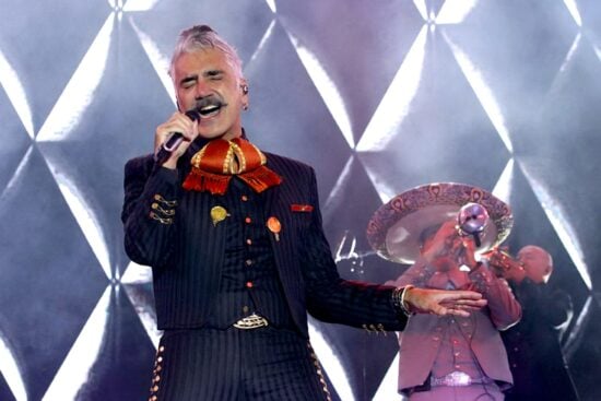Escenario, Concierto, Música, Escándalo, Alejandro Fernández Mariana González