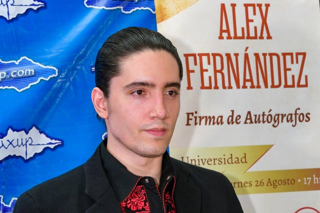 Alex Fernández and Alexia Hernández have an opulent church wedding