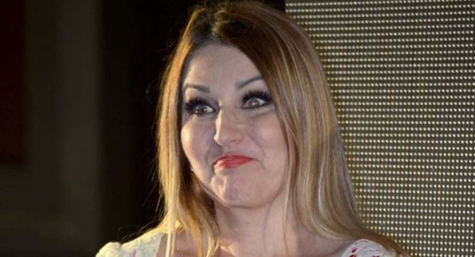 Hija de Alicia Villarreal presume su belleza en vestido rojo, pero sus padres terminan avergonzándola (FOTOS)