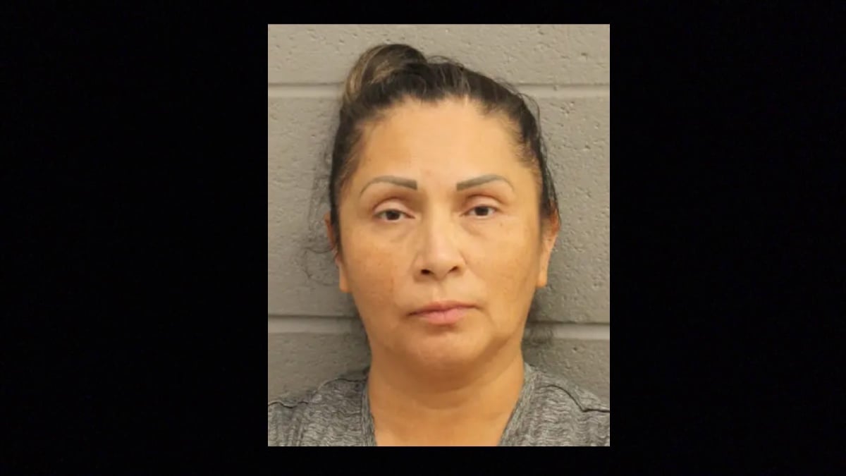 Alva Cornejo fue detenida en Houston, Texas, por ayudar a su hijo Terry Bryan Rivera a escapar luego de matar un niño a balazos, crimen