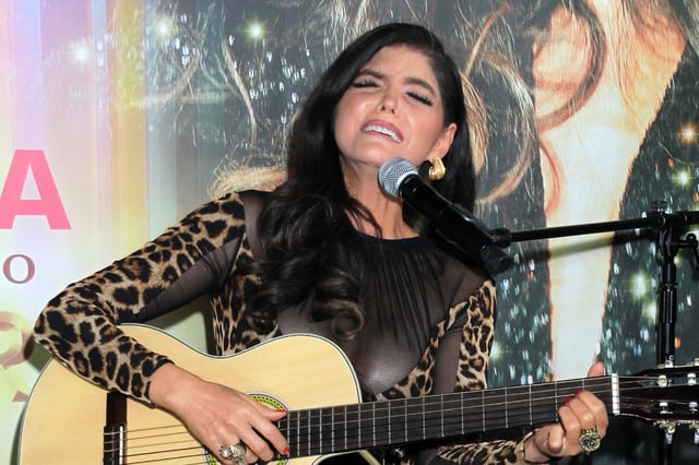 Ana Bárbara breaks down while discussing family conflicts