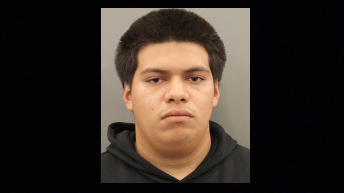 Ángel Flores tiene una orden de arresto en Houston, Texas, acusado de haber atacado a balazos a una mujer en un brutal crimen.