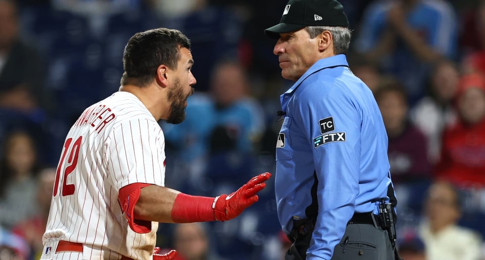 El árbitro Ángel Hernández enfrenta críticas tras juego