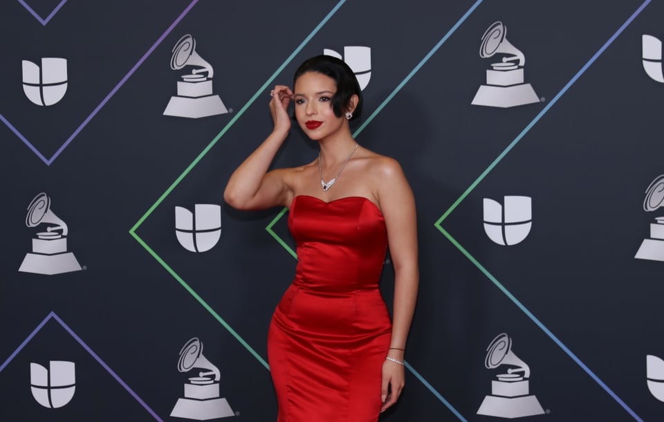 Ángela Aguilar aparece con diminuto bikini y no tiene piedad de sus fans