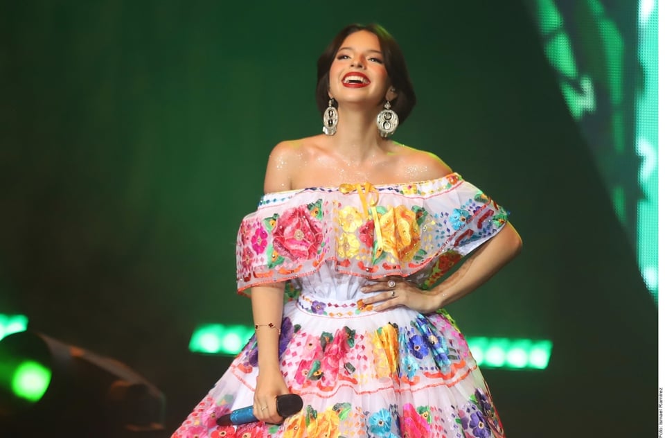 El tierno detalle que tuvo Ángela Aguilar con sus fans en un concierto