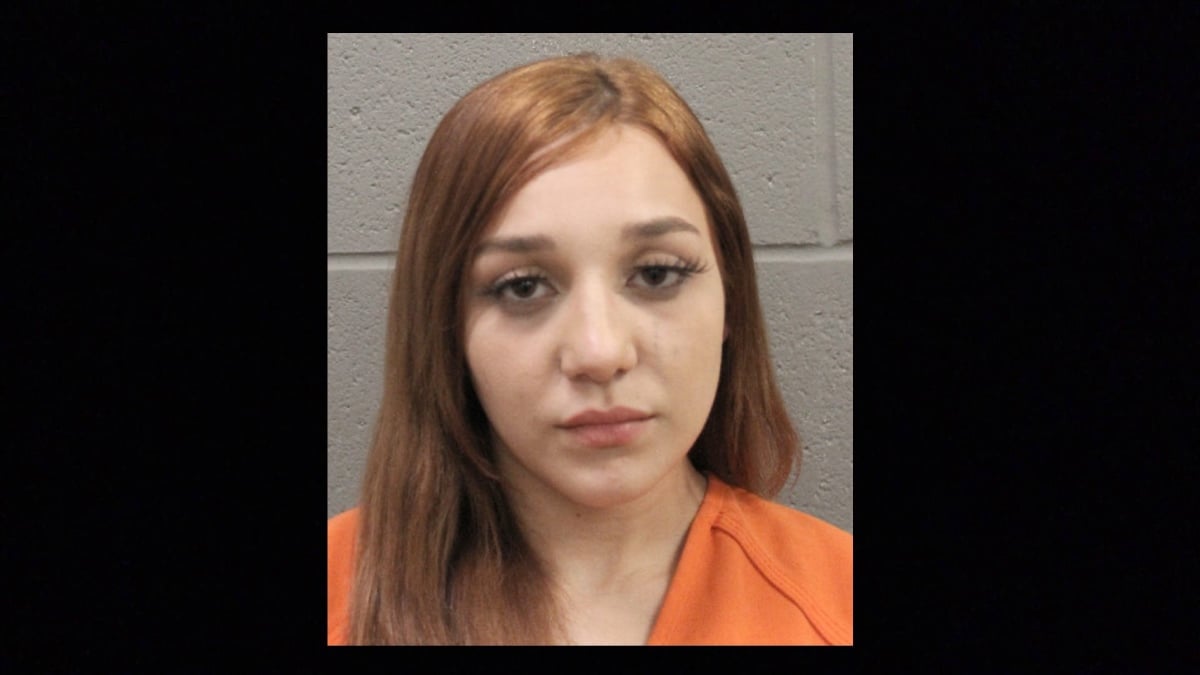 Angelina Belinda Calderón enfrenta cargos en Houston, Texas, por la muerte de sus dos bebés gemelas de seis semanas de nacidas.