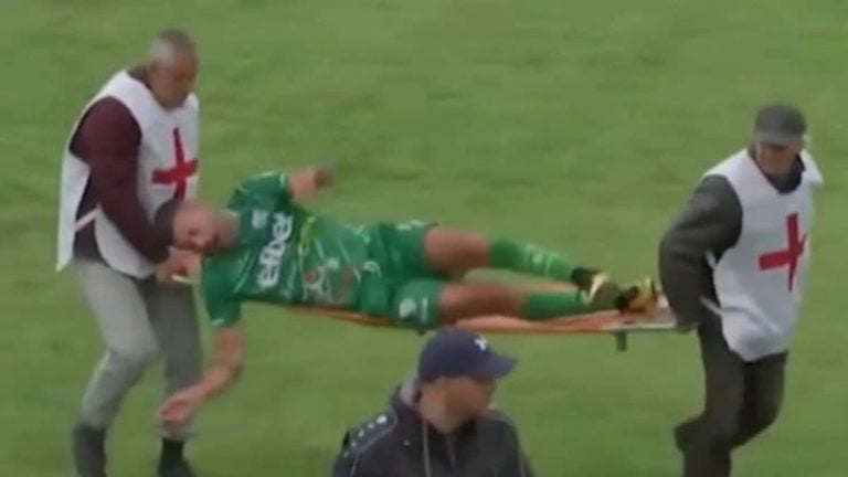 Apostolov, futbolista búlgaro, hizo el ridículo por hacer tiempo