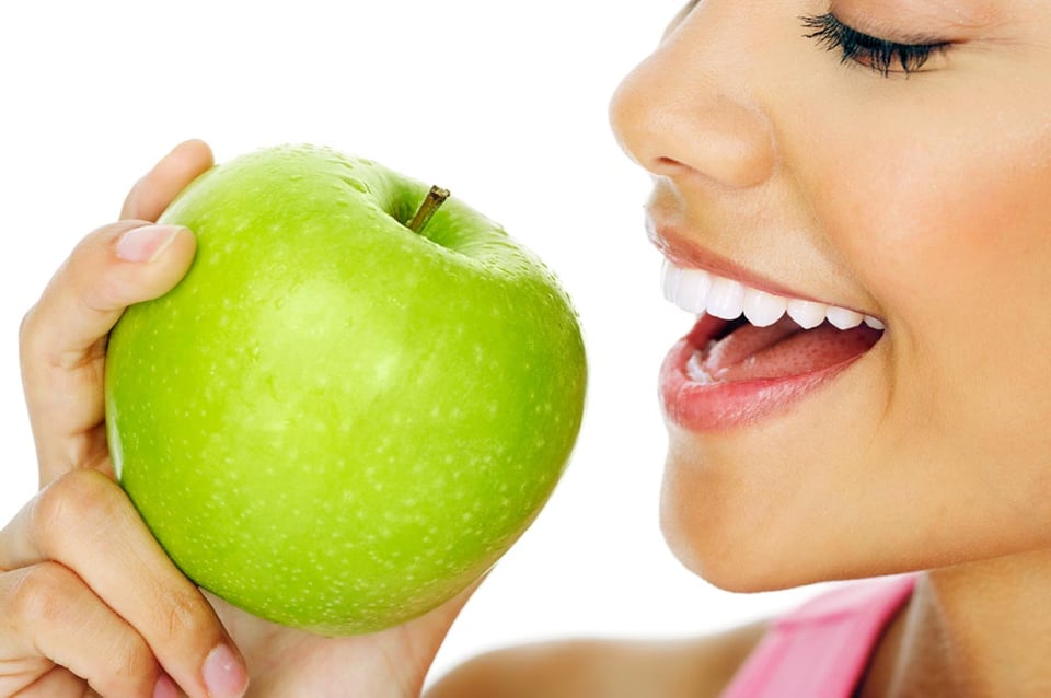 mujer, comer, salud, fruta, beneficios para la salud de la manzana