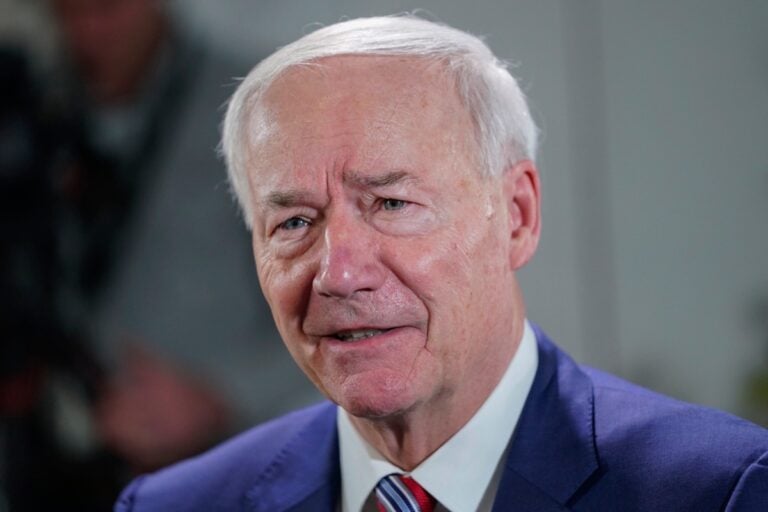El exgobernador Asa Hutchinson anuncia candidatura a la presidencia de EEUU