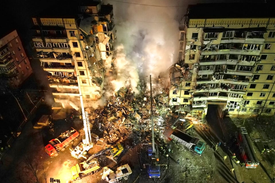 Registran ataque con misiles rusos en edificio de Ucrania con más de 20 muertos (FOTOS)