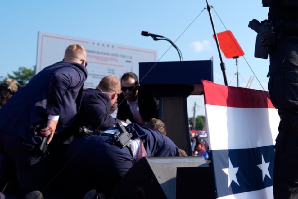 Muestran las imágenes del brutal ataque a Donald Trump (FOTOS Y VIDEO)