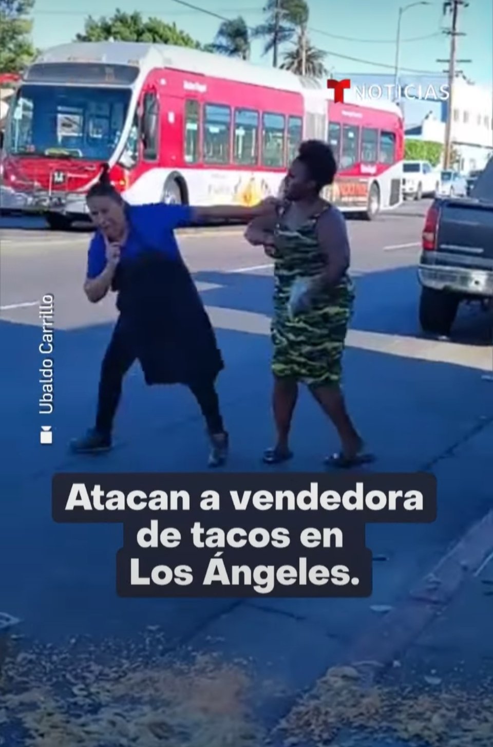 Mujer afroamericana ataca cruelmente a una vendedora de tacos