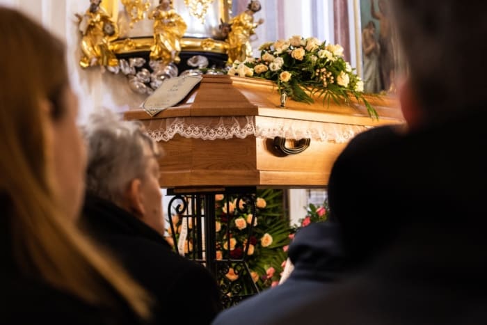 Woman resuscitates coffin