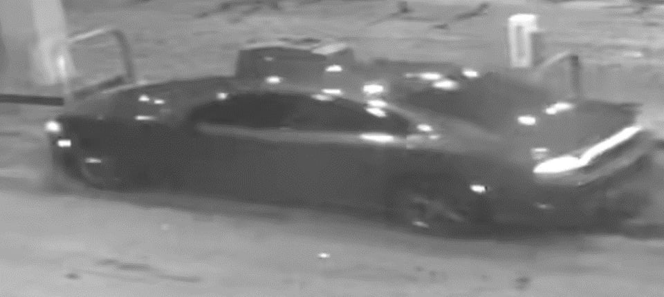 Le quebró el parabrisas trasero de una pedrada