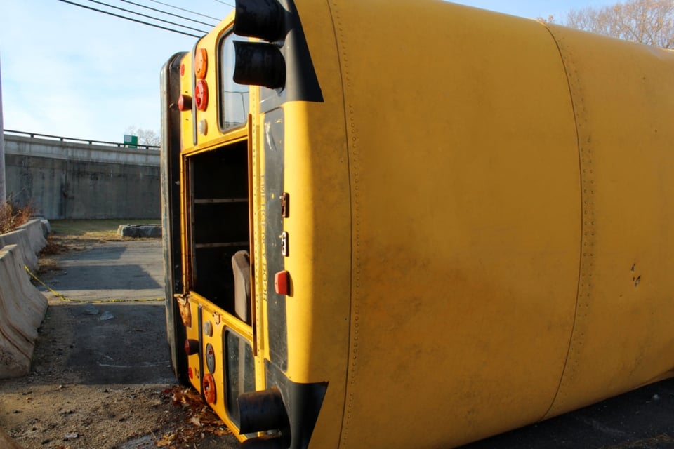 Accidente en Alaska: autobús escolar colisiona con SUV