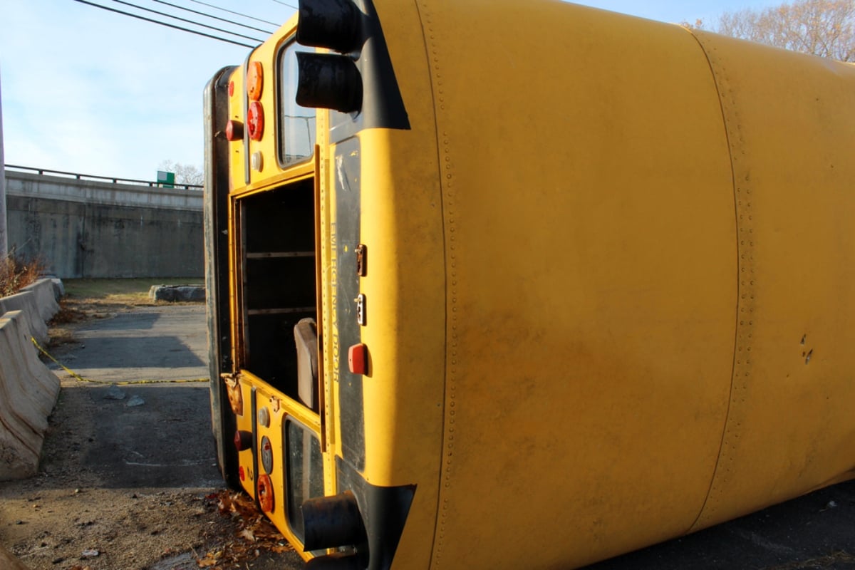 Reportan fatal accidente de autobús de preescolar contra camión de cemento