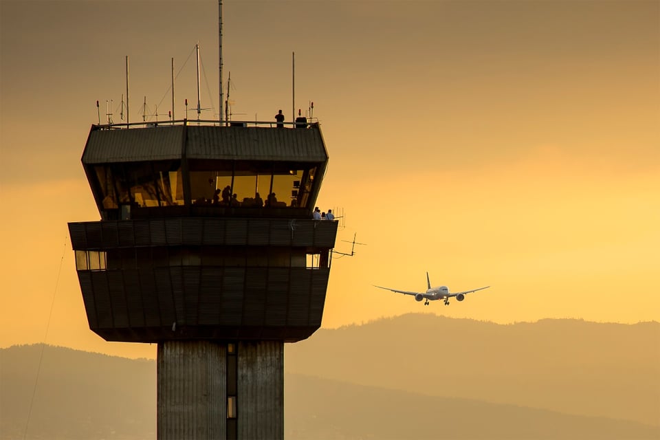 Reportan explosiones e incendio cerca del aeropuerto de Ginebra (VIDEOS)