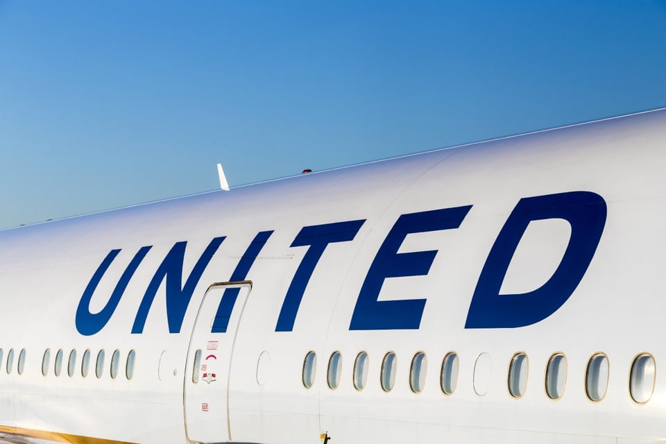 Hospitalizan a pasajeros por problemas en un vuelo de United Airlines