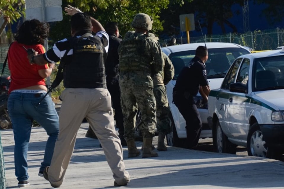 Resguardan a turistas por tiroteo alrededor de hotel en Cancún (VIDEOS)
