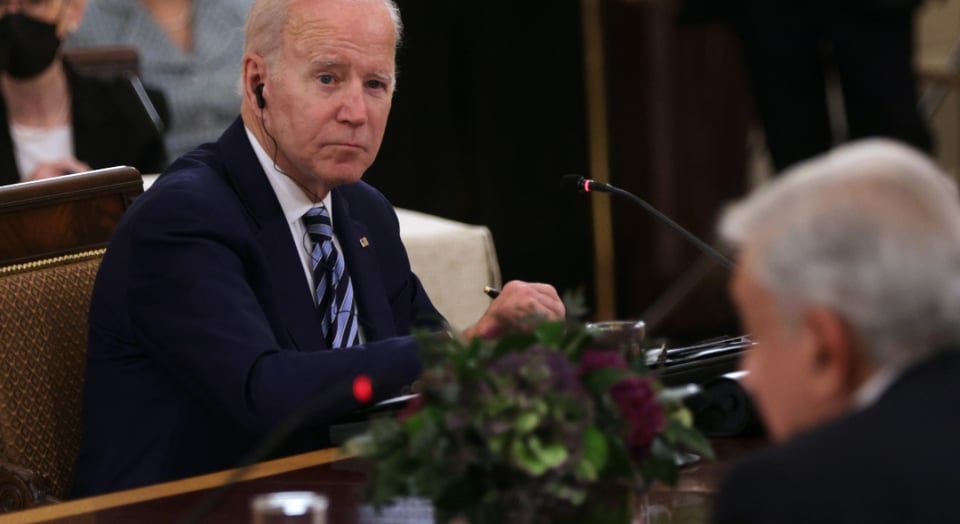 Joe Biden y Andrés Manuel López Obrador dialogan sobre migración