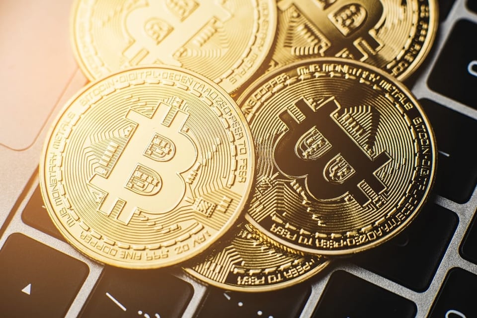 El Bitcoin sufre una fuerte caída, pero logra recuperarse