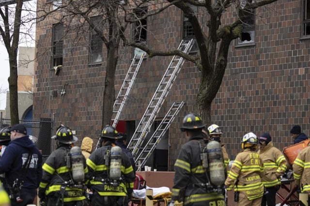 Revelan la causa del devastador infierno que dejó 19 muertos en Nueva York (FOTOS)